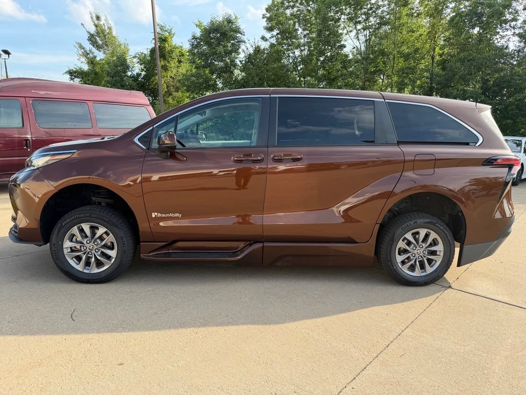 Used 2022 Toyota Sienna LE FWD image 2