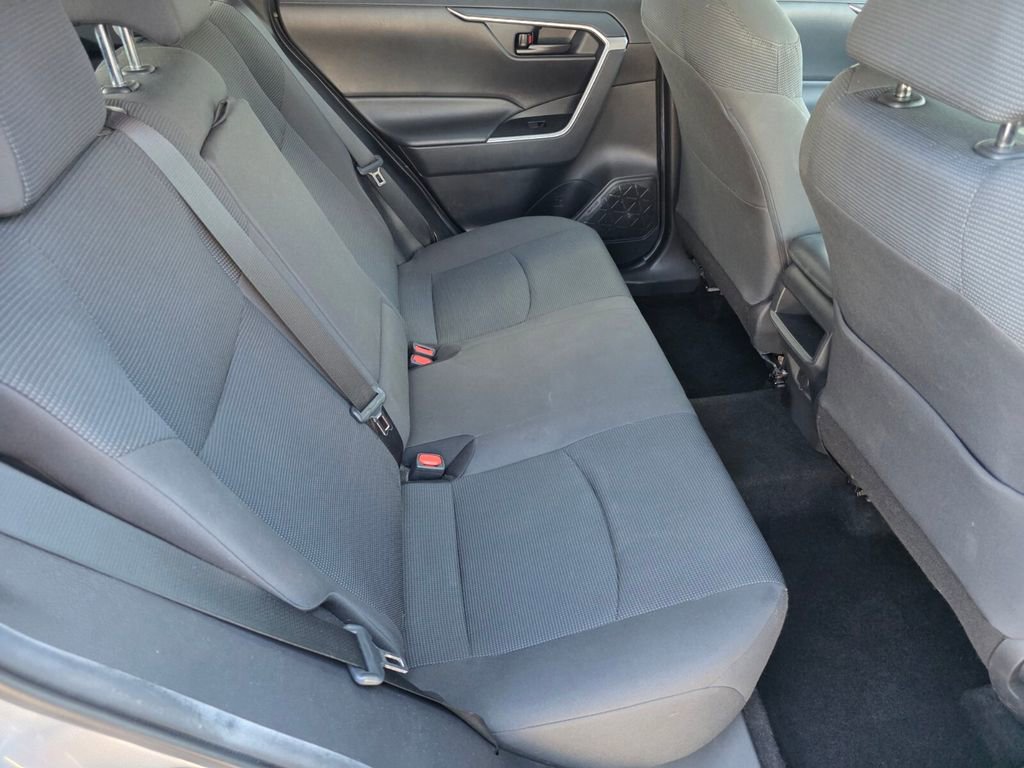 Used 2021 Toyota RAV4 LE image 27