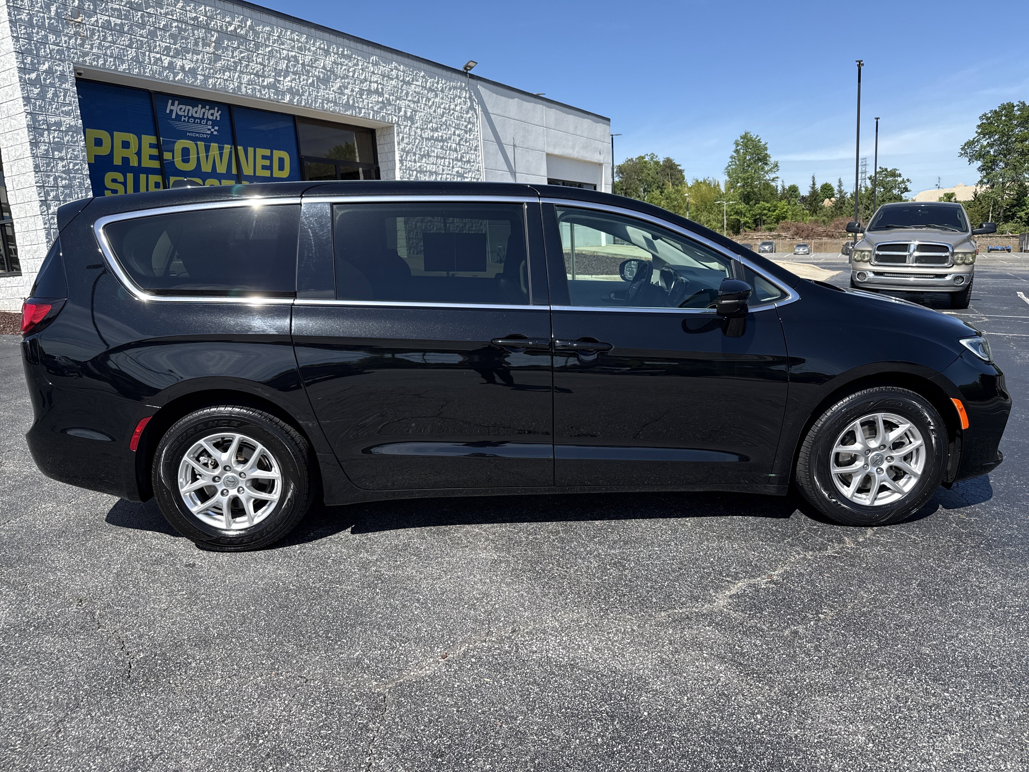 Used 2024 Chrysler Pacifica Touring-L FWD image 11