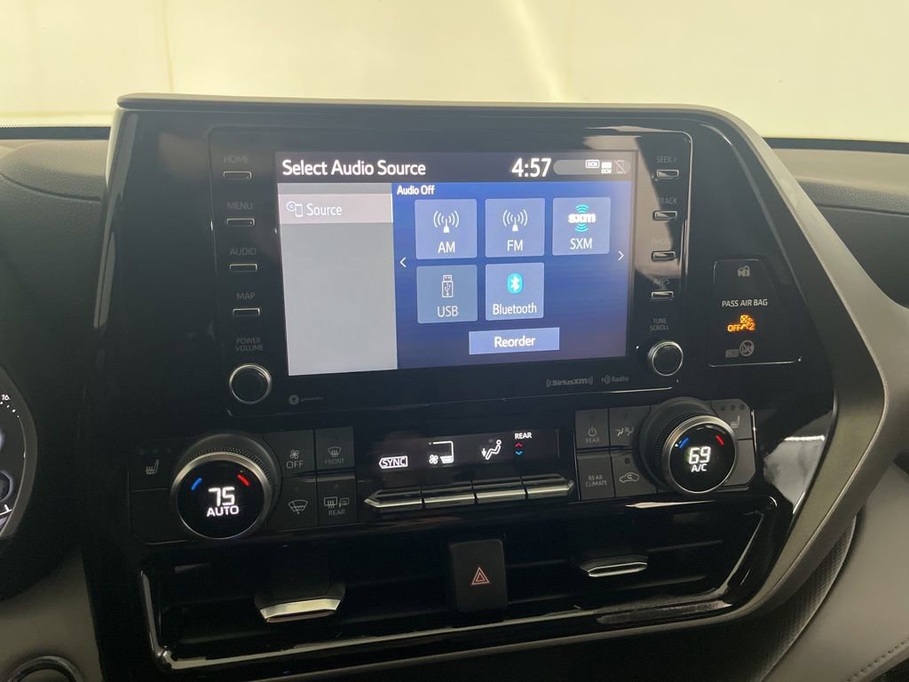 Used 2022 Toyota Highlander XLE AWD/4WD image 70