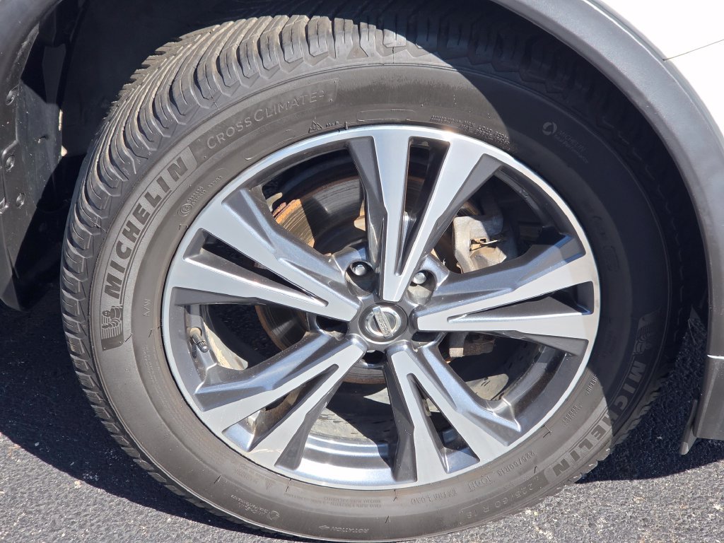 Used 2019 Nissan Rogue SV w/ Sun & Sound Touring Package AWD/4WD image 18
