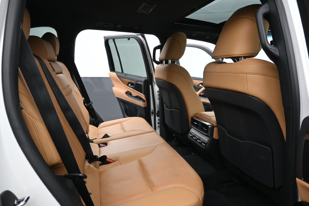 Used 2025 Lexus LX 600 4WD w/ Luxury Package image 4