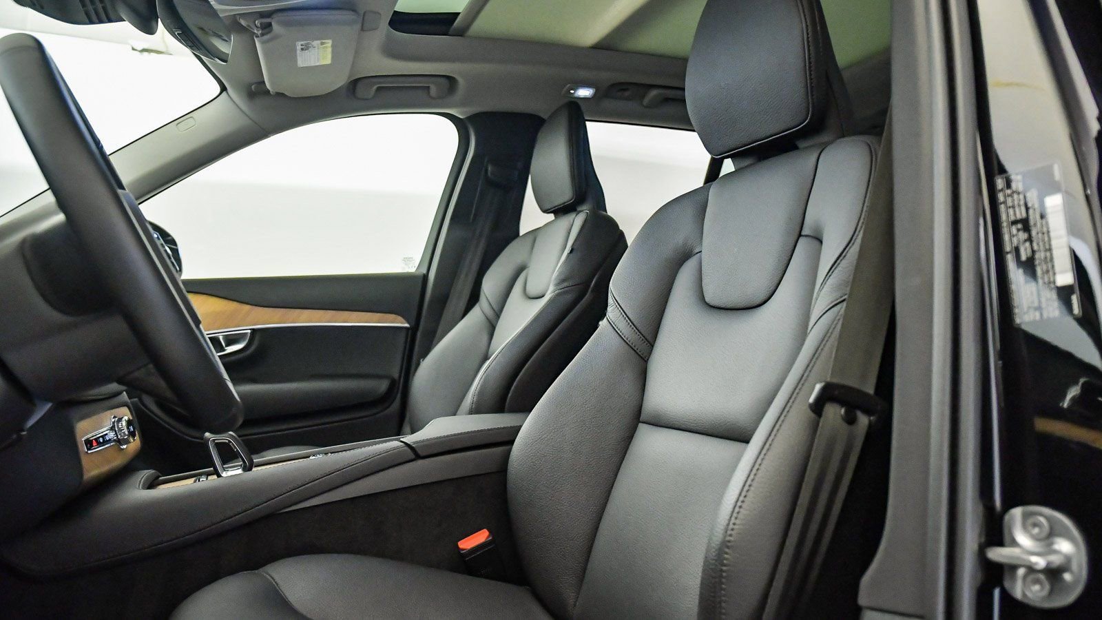 Used 2025 Volvo XC90 B6 Plus image 18