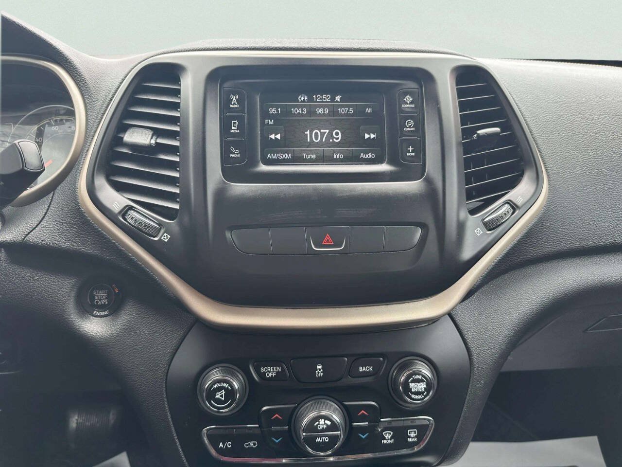 Used 2014 Jeep Cherokee Latitude w/ Comfort/Convenience Group AWD/4WD image 31