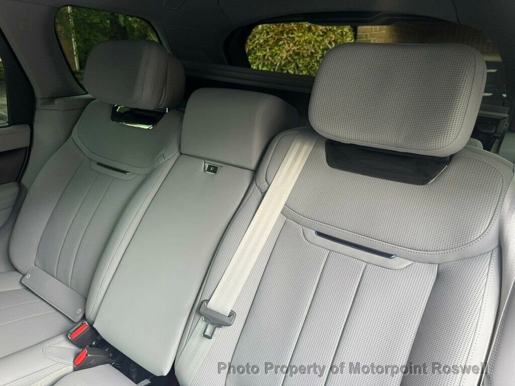 Used 2025 Land Rover Range Rover SV image 12