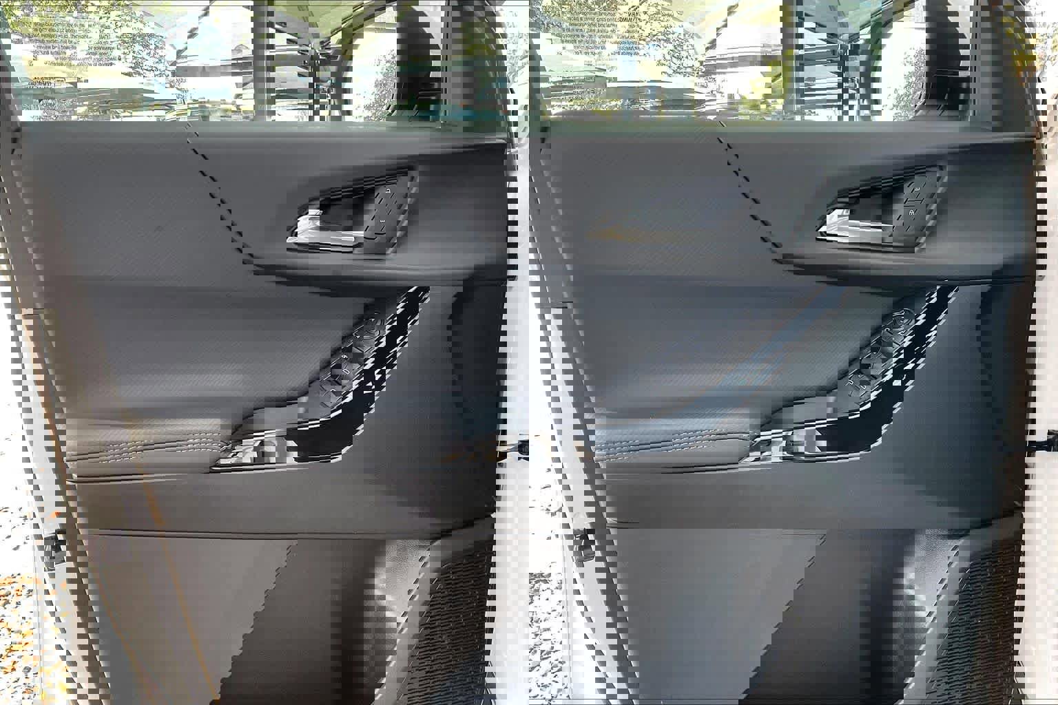 Used 2025 Chevrolet Equinox LT image 19