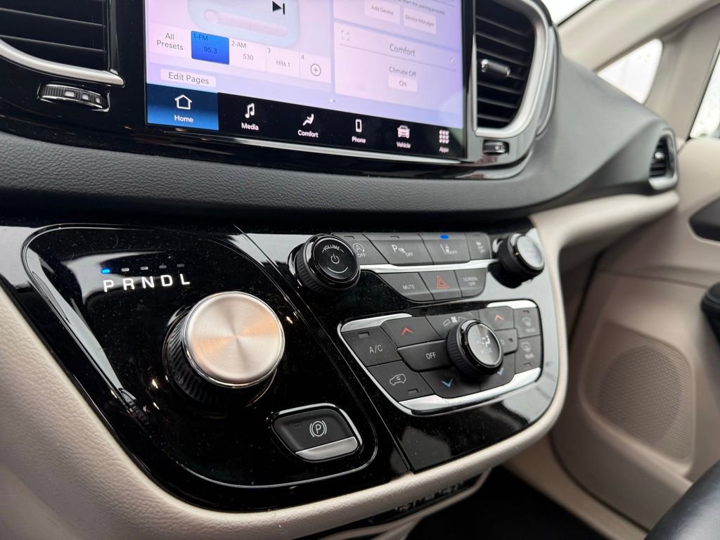 Used 2023 Chrysler Pacifica Touring-L image 23