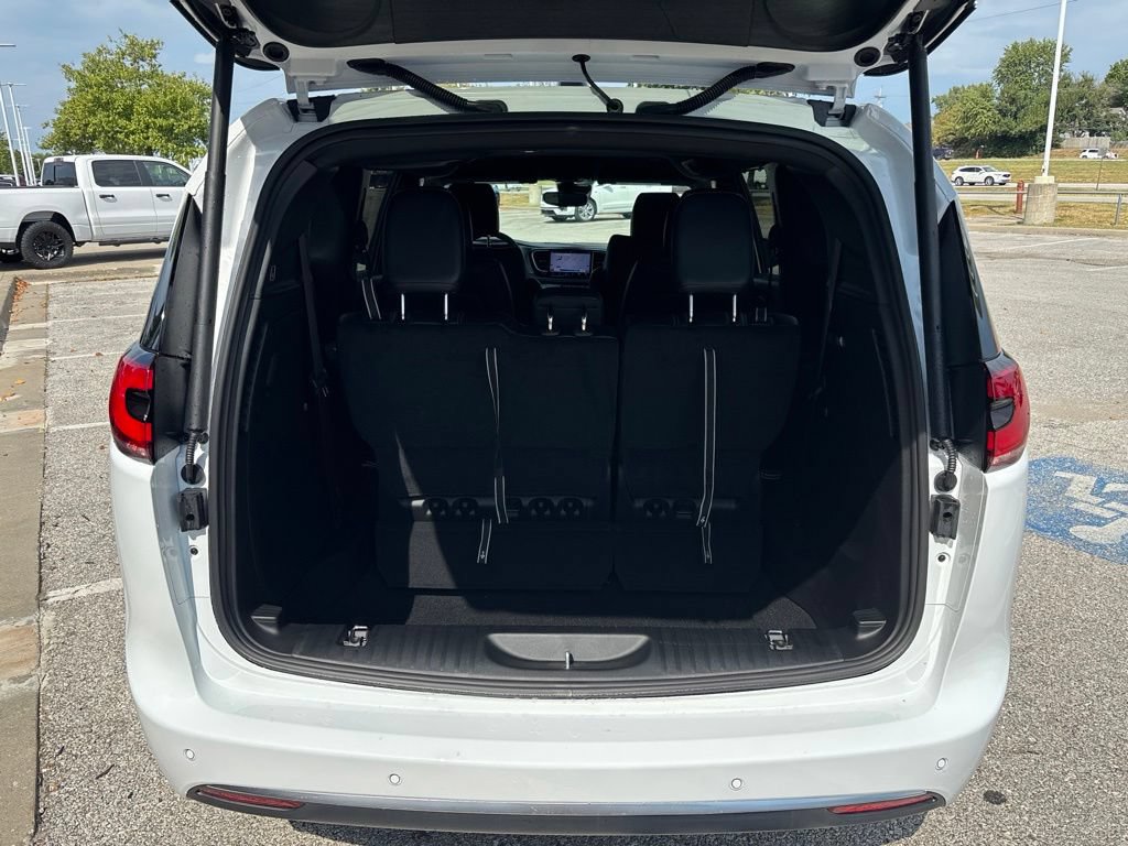 New 2027 Chrysler Pacifica Select FWD image 15