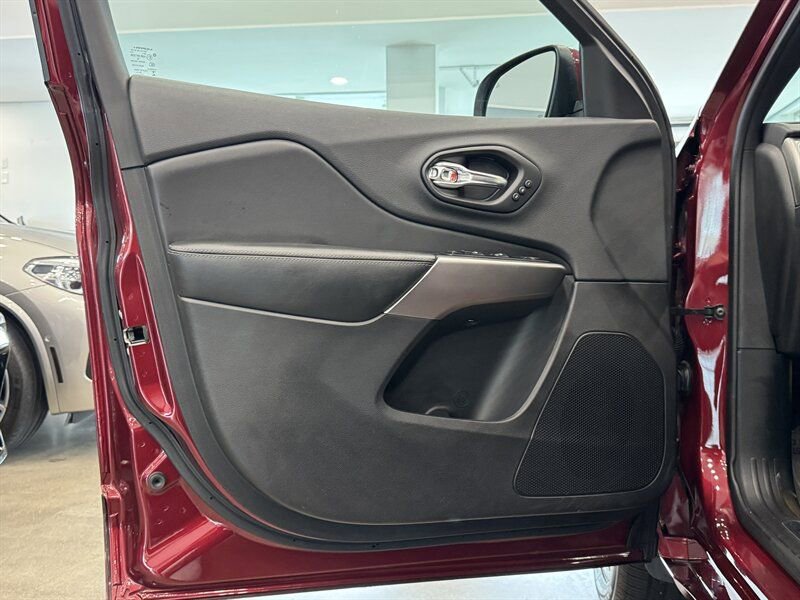 Used 2019 Jeep Cherokee High Altitude image 13