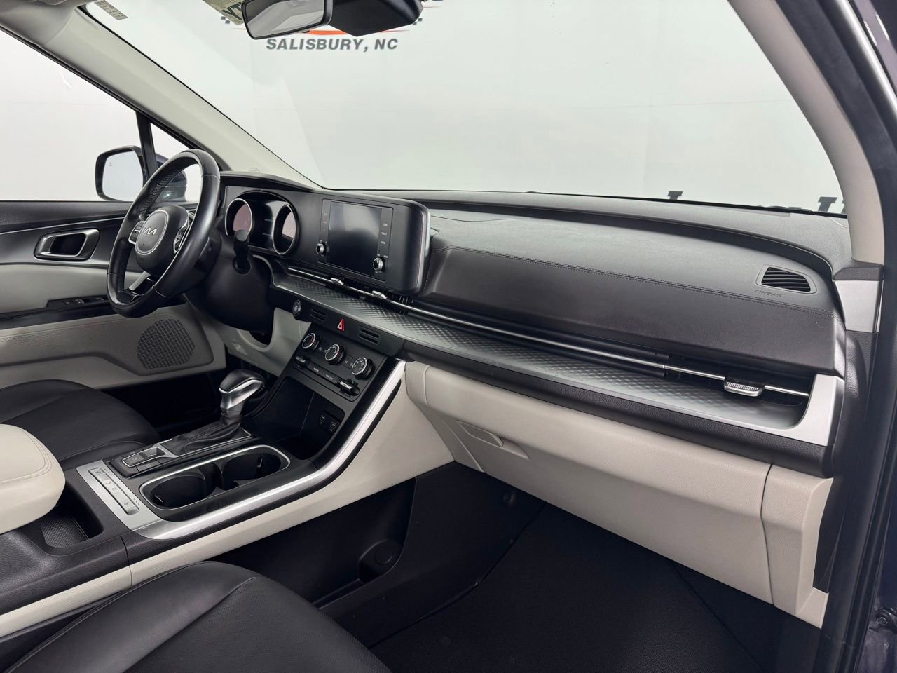 Used 2023 Kia Carnival LX image 33