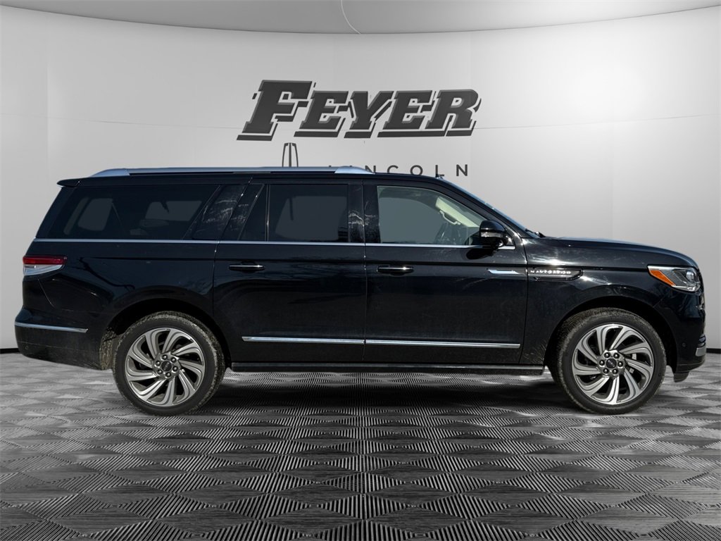 Used 2023 Lincoln Navigator L Reserve image 5