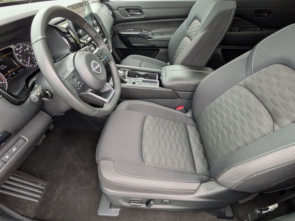 Used 2025 Nissan Pathfinder SV w/ SV Premium Package FWD image 11
