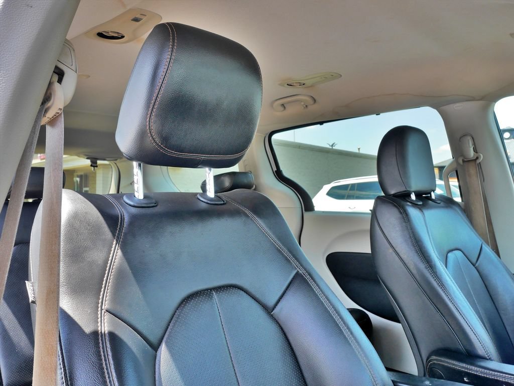 Used 2019 Chrysler Pacifica Touring-L FWD image 14