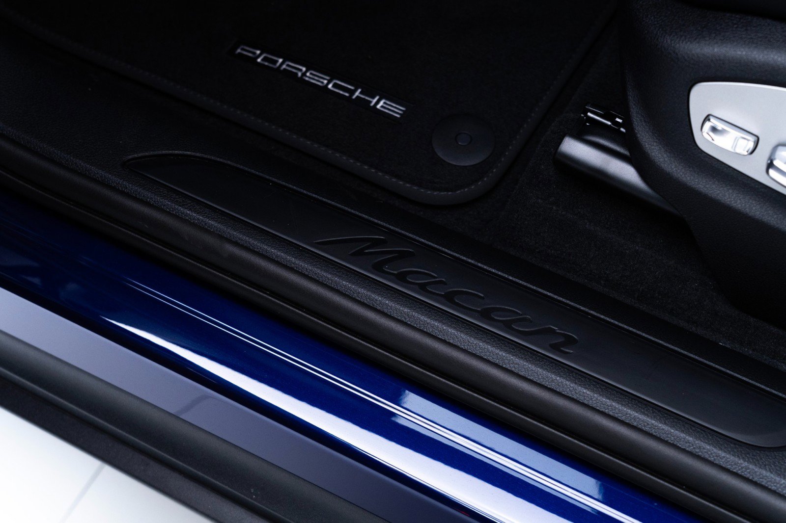 Certified 2025 Porsche Macan image 12