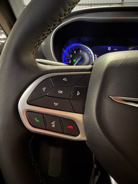 Used 2025 Chrysler Pacifica Select FWD image 16