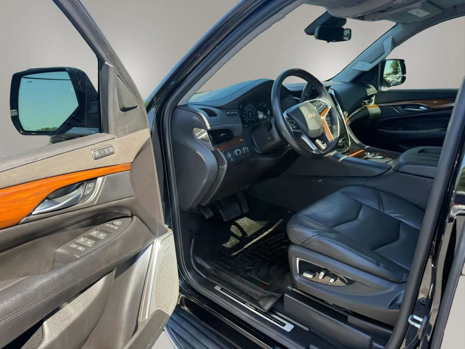 Used 2018 Cadillac Escalade Luxury AWD/4WD image 12