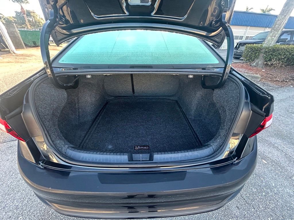 Used 2025 Volkswagen Jetta SE image 29