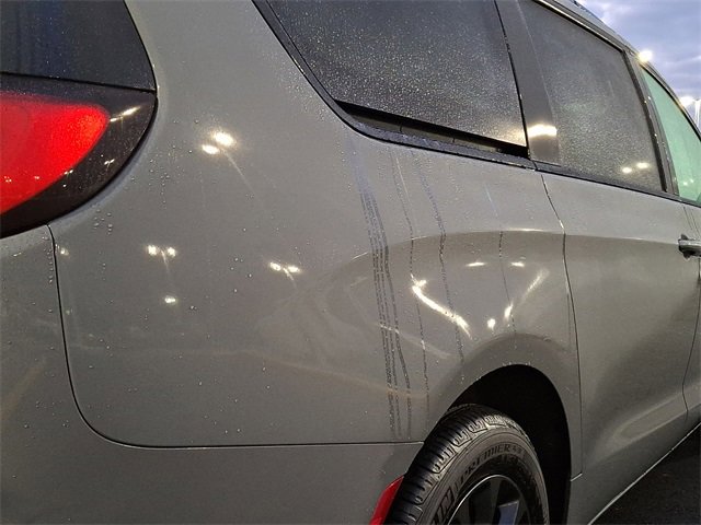 Used 2021 Chrysler Pacifica Touring-L w/ Uconnect Theater Family Group image 8