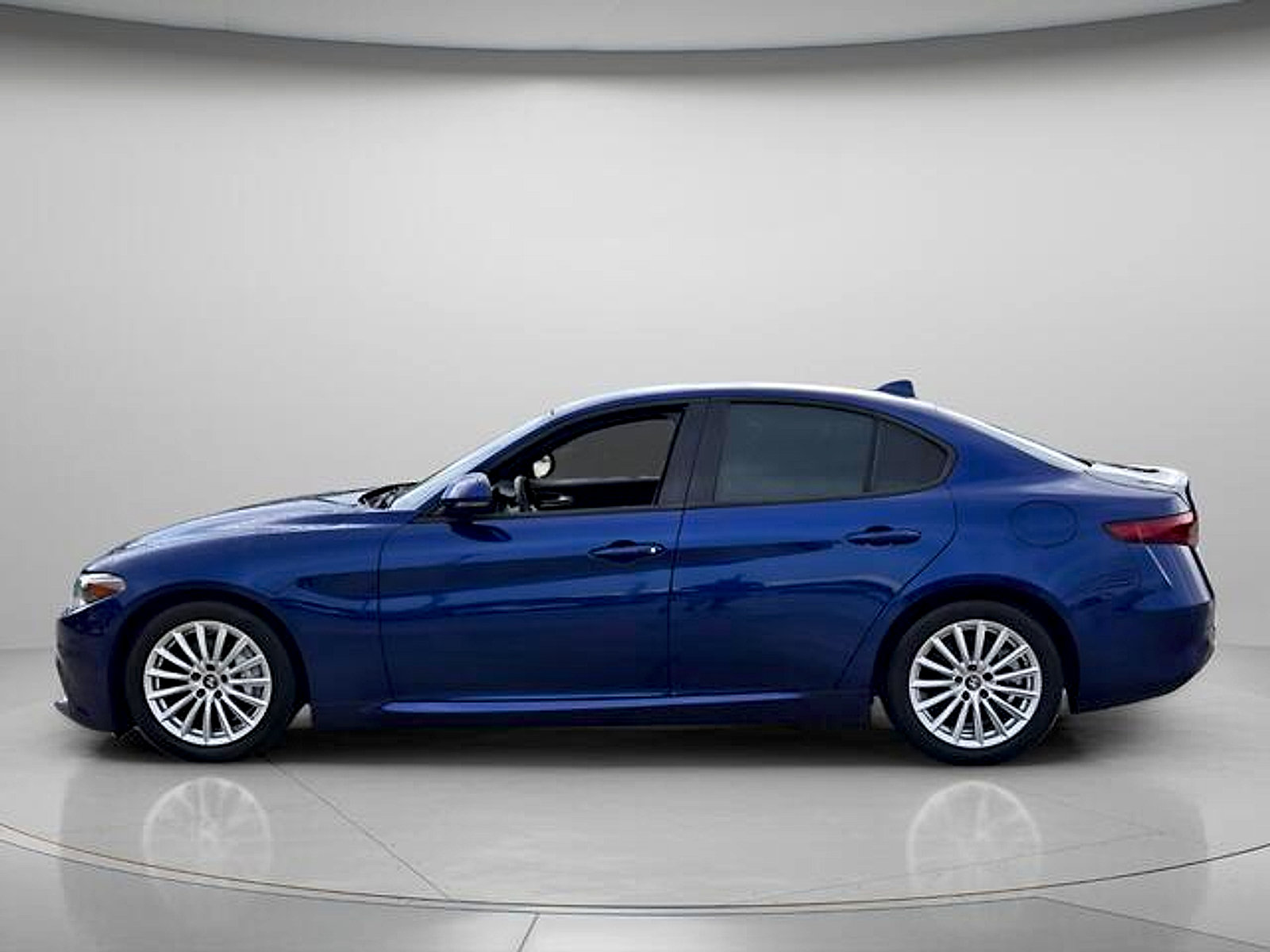 Used 2022 Alfa Romeo Giulia Sprint RWD image 3