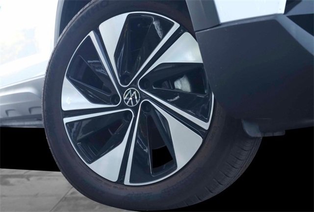 New 2025 Volkswagen Taos SE image 3