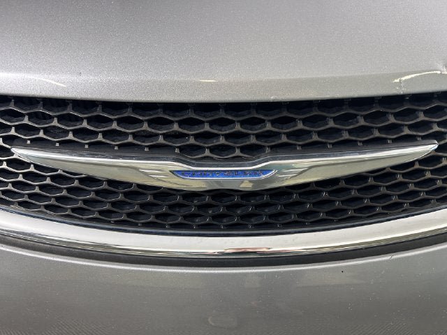 Used 2017 Chrysler Pacifica Touring-L FWD image 10