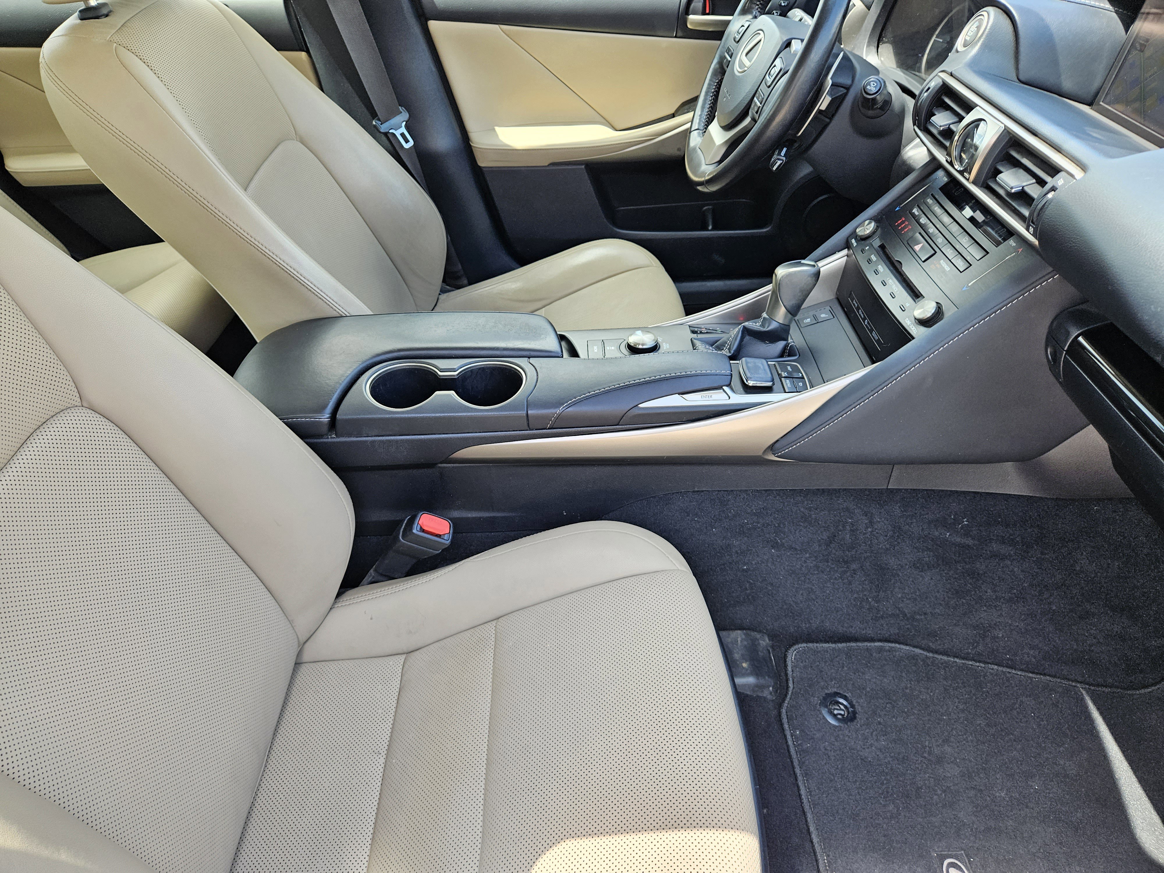 Used 2018 Lexus IS 300 w/ Comfort Package RWD image 15