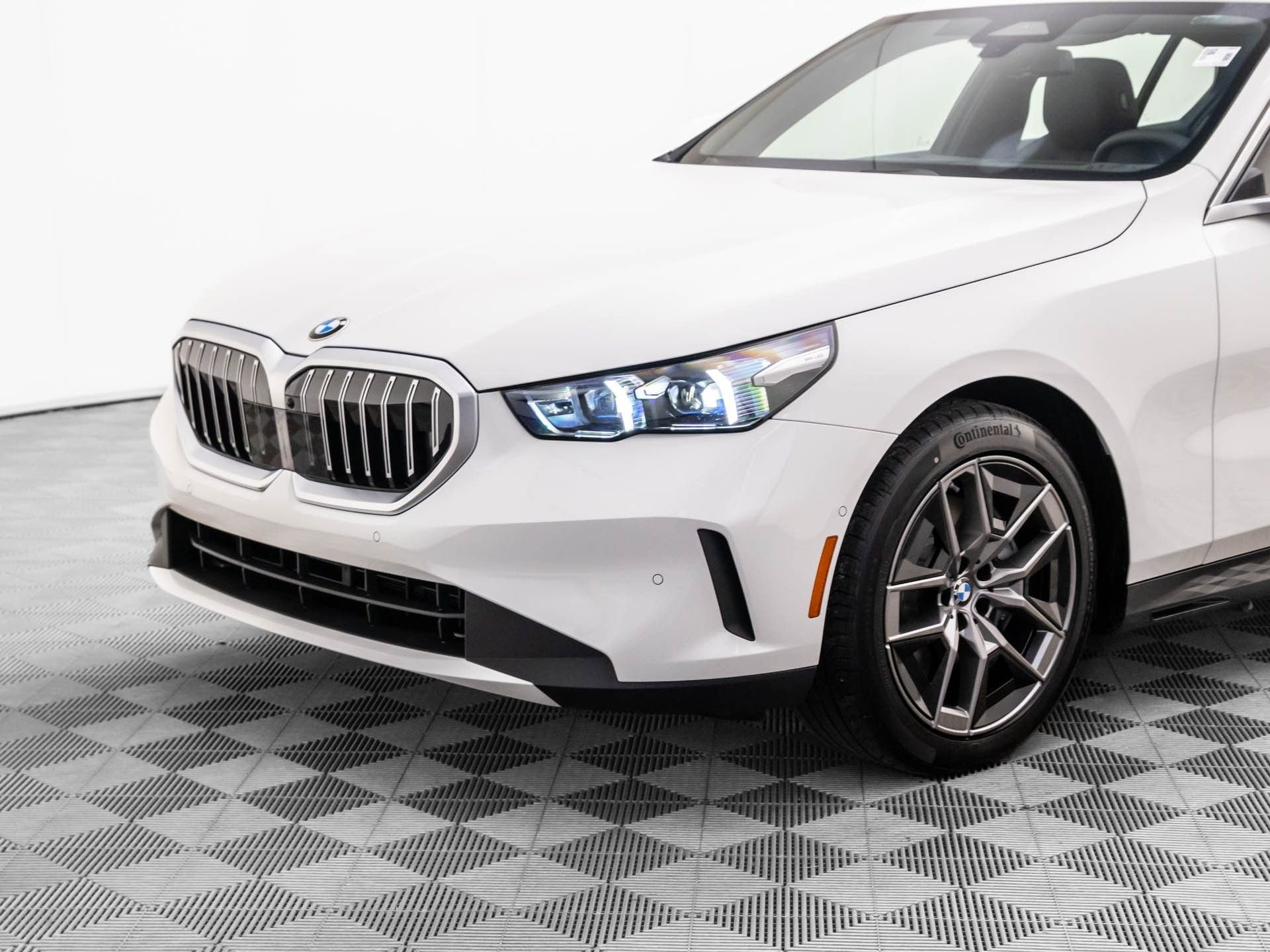 New 2026 BMW 540i xDrive w/ Premium Package AWD/4WD image 37