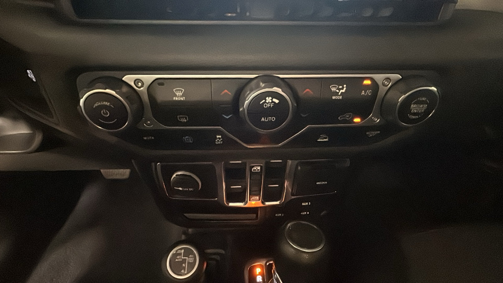 Used 2024 Jeep Wrangler Unlimited w/ Technology Group AWD/4WD image 26