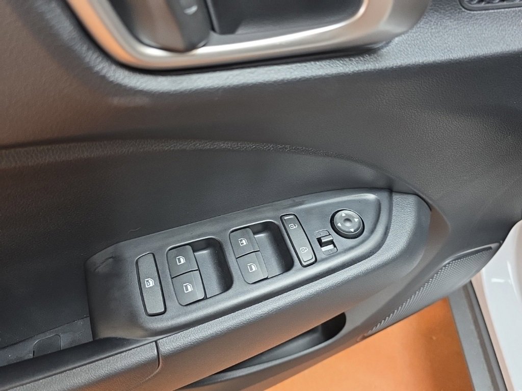 Certified 2025 Hyundai Venue SE image 23