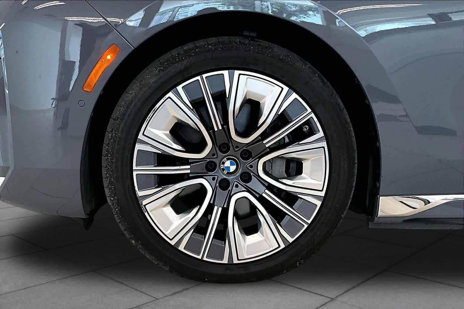 Used 2024 BMW i7 xDrive60 w/ Executive Package AWD/4WD image 10