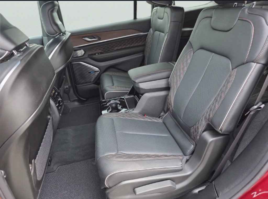 Used 2025 Jeep Grand Cherokee L Summit w/ Obsidian Package AWD/4WD image 17