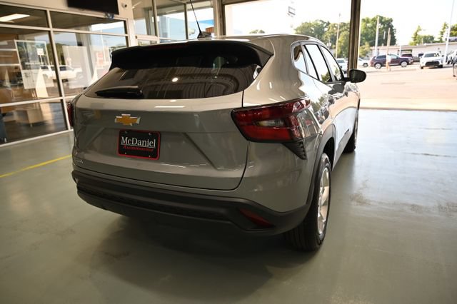 New 2026 Chevrolet Trax LS w/ LS Convenience Package FWD image 5