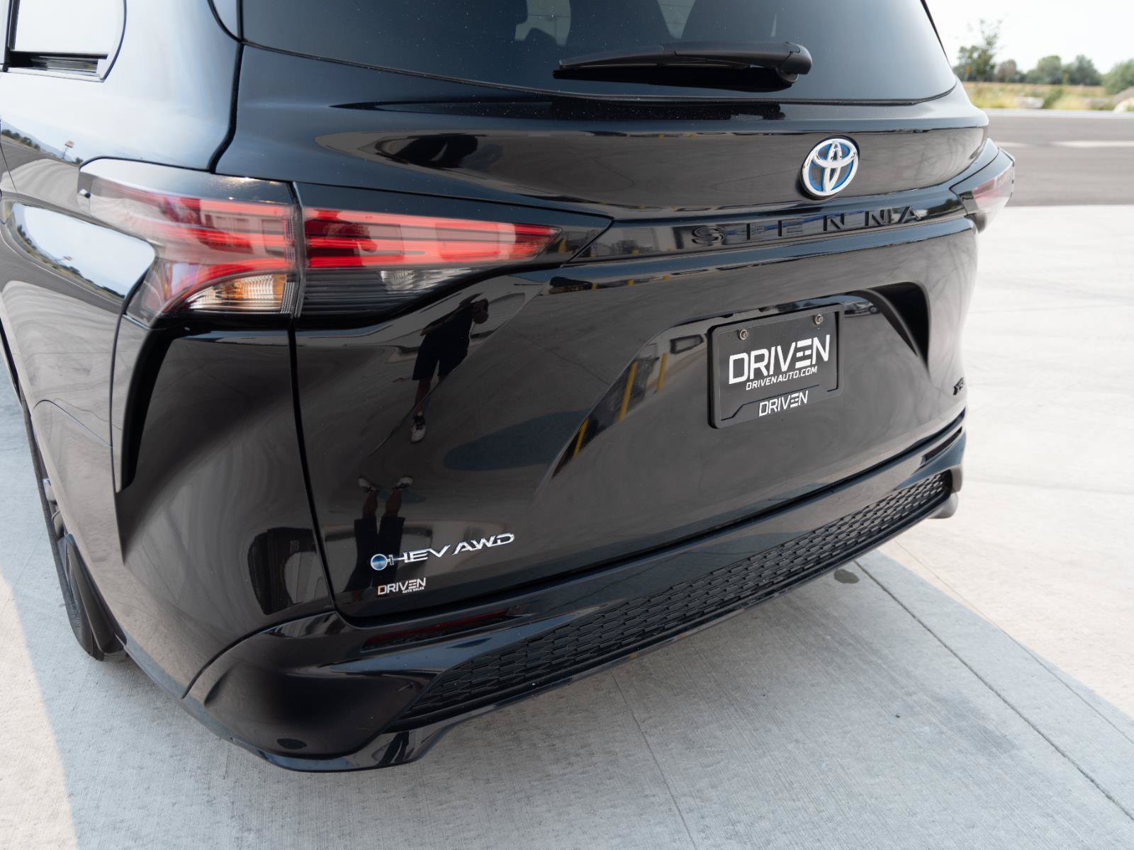 Used 2025 Toyota Sienna XSE AWD/4WD image 9