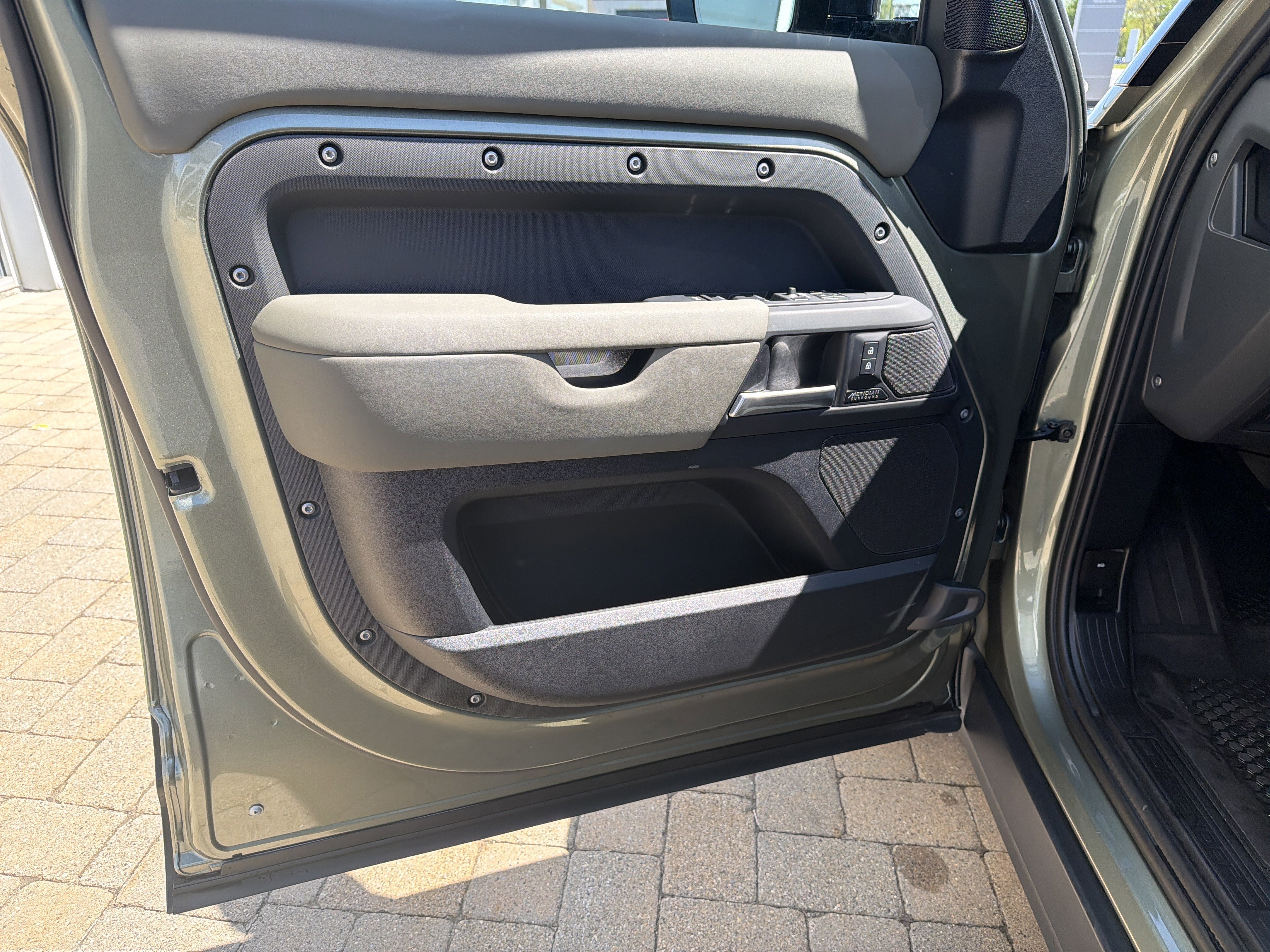 Used 2025 Land Rover Defender 110 X-Dynamic SE image 13