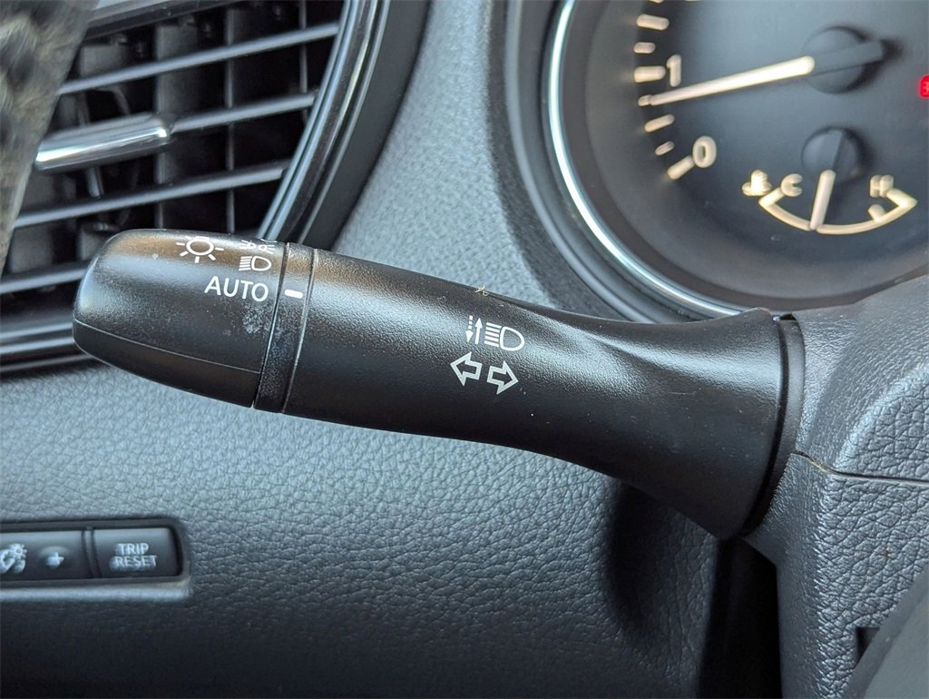 Used 2018 Nissan Rogue SV image 23