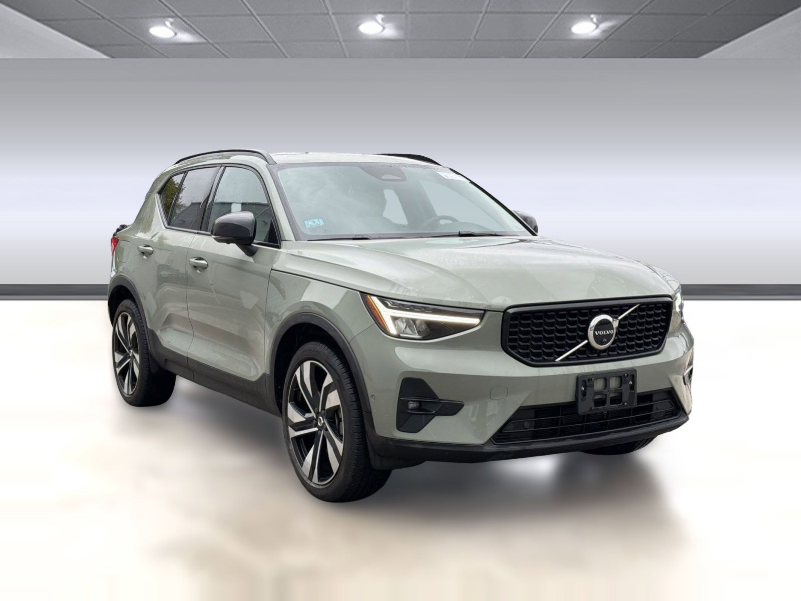 Certified 2023 Volvo XC40 B5 Plus w/ Driver Assist Package AWD/4WD image 7