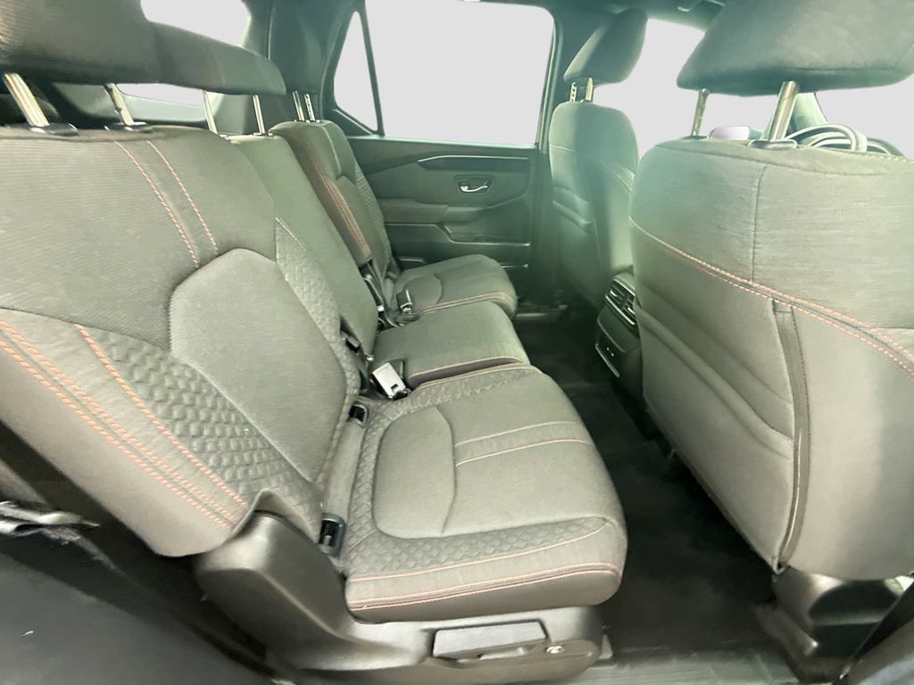 Used 2025 Honda Pilot Sport image 28