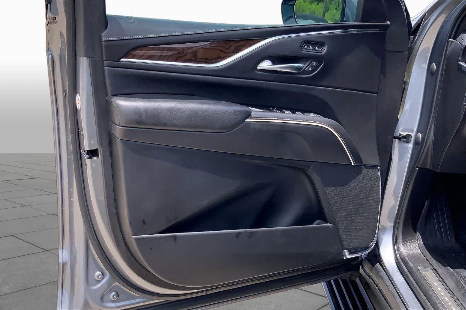 Used 2022 Cadillac Escalade Premium Luxury Platinum w/ Heavy-Duty Trailer Package AWD/4WD image 22