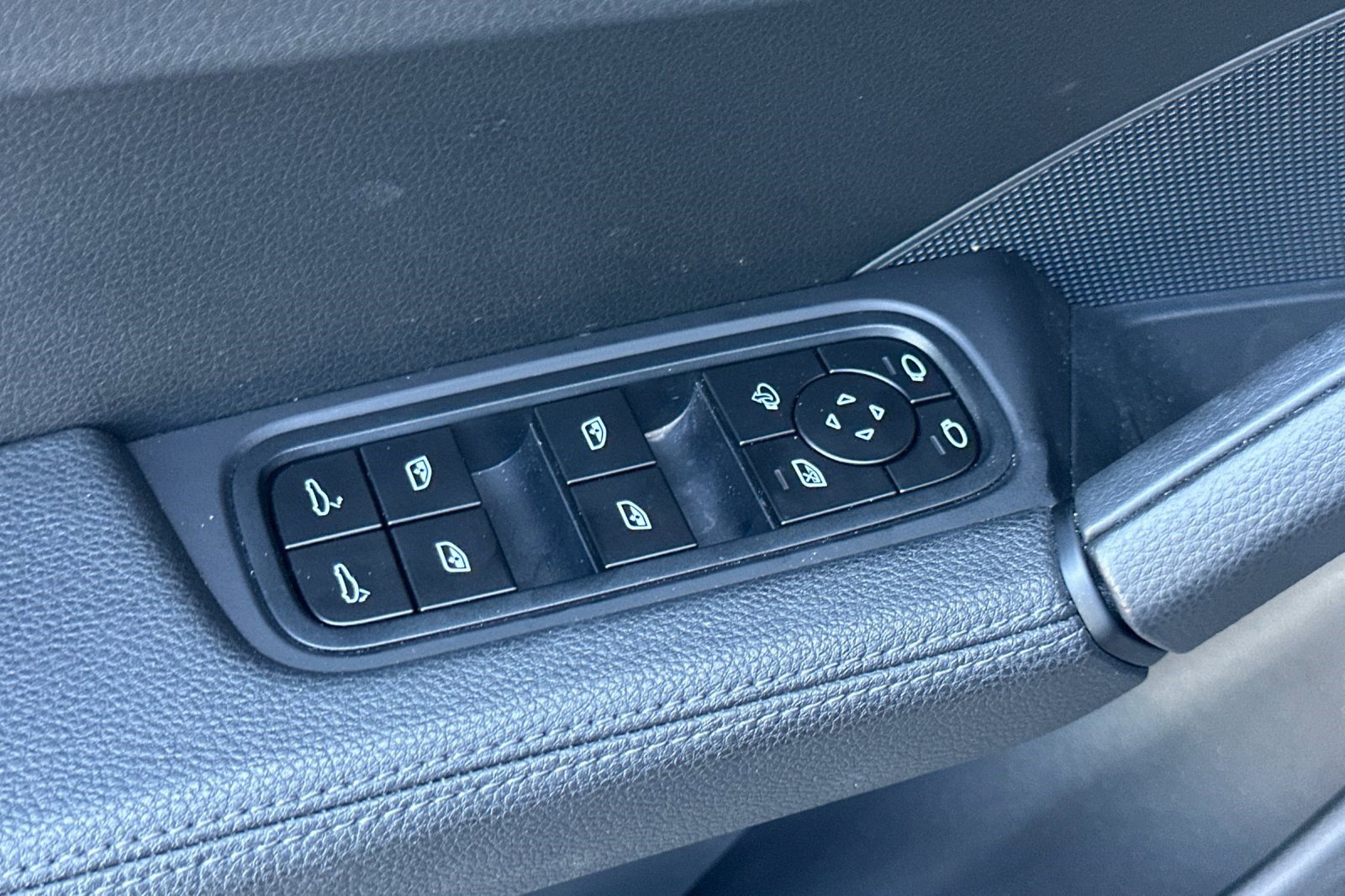 Used 2025 Porsche Cayenne S image 13