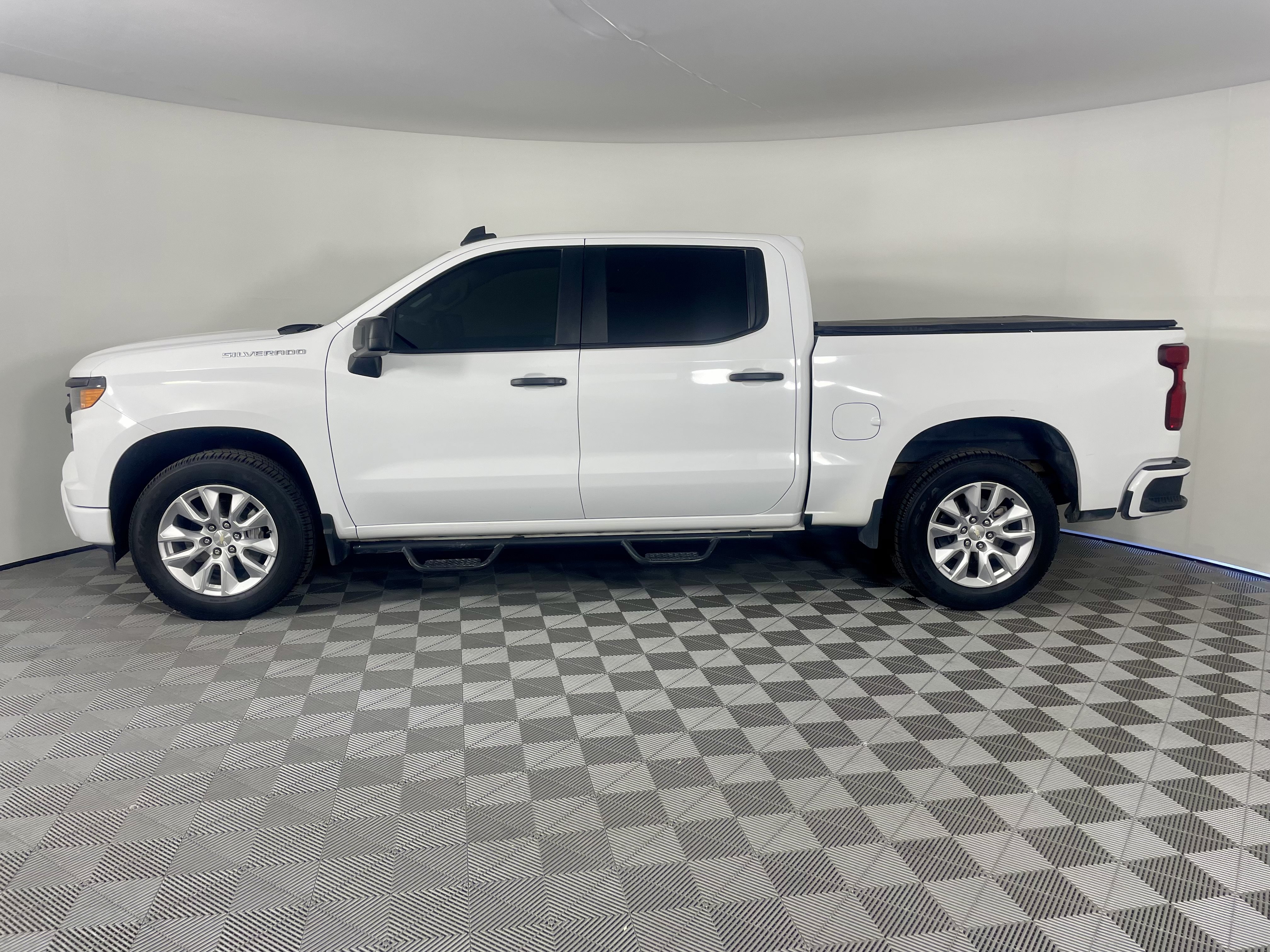 Used 2022 Chevrolet Silverado 1500 Custom RWD image 2
