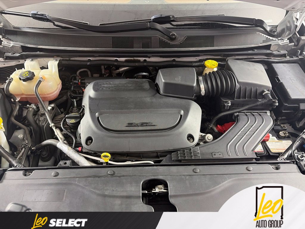 Used 2019 Chrysler Pacifica Limited w/ Tire & Wheel Group FWD image 4
