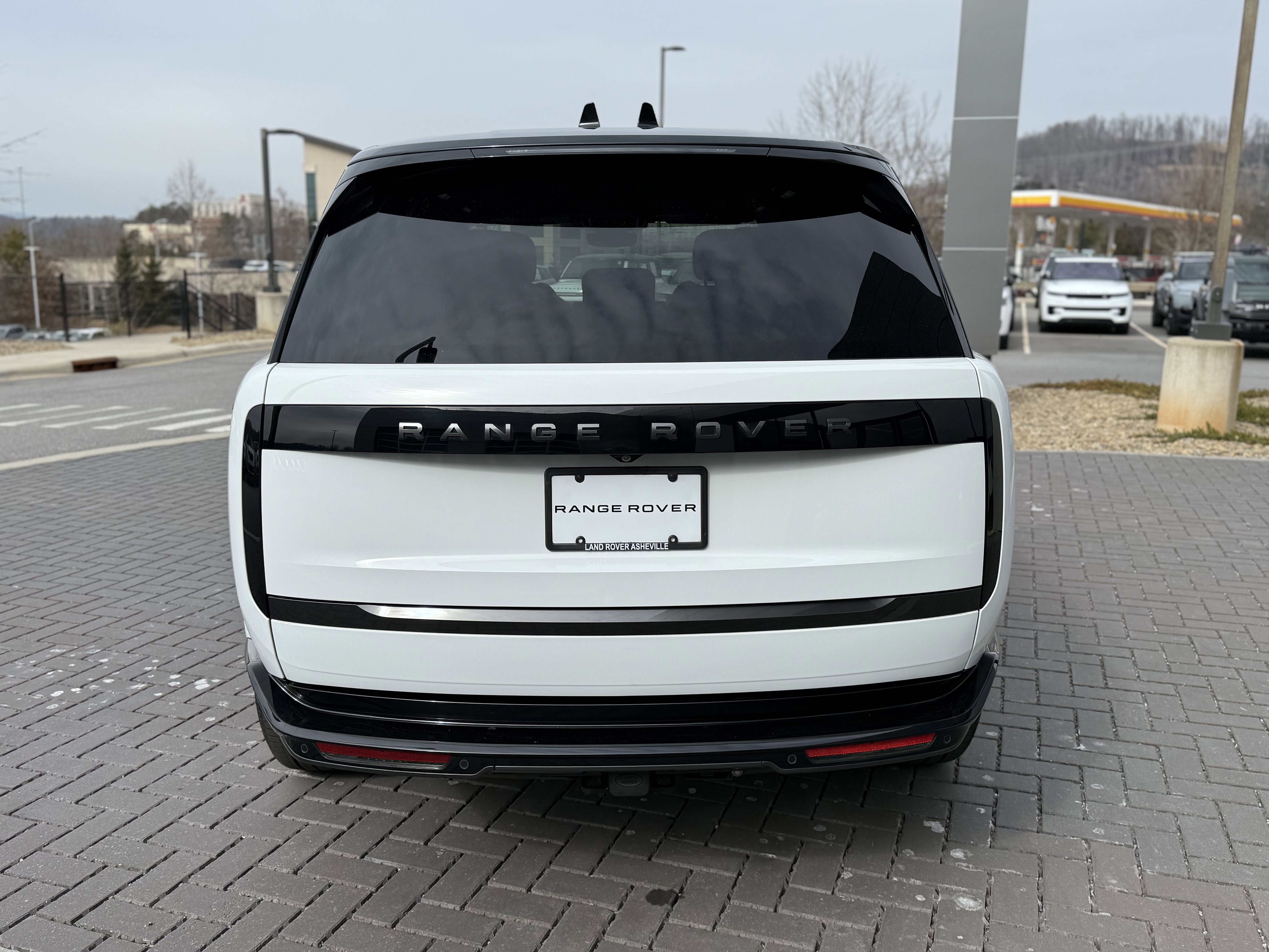 Certified 2025 Land Rover Range Rover SE image 6