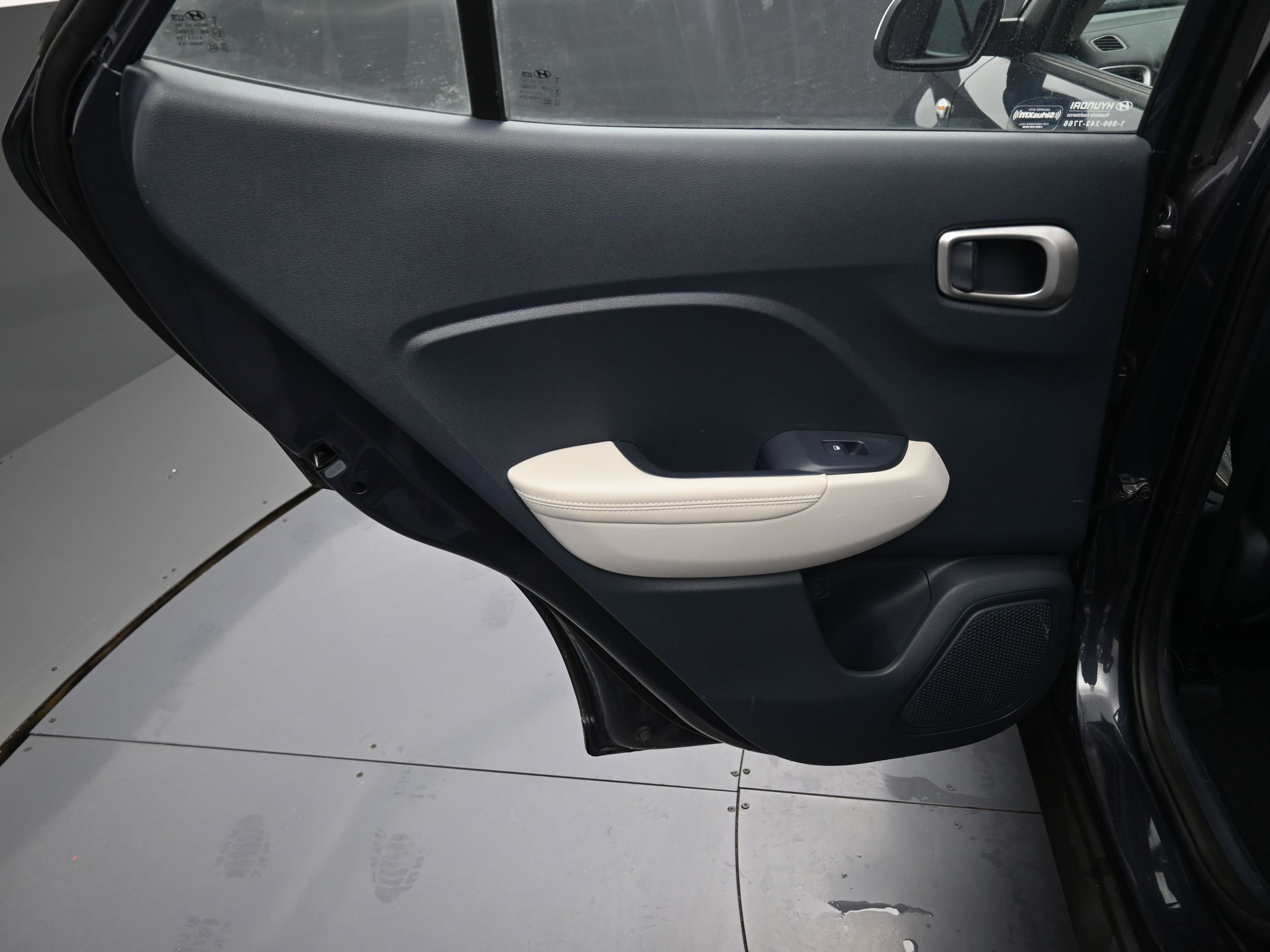 Used 2023 Hyundai Venue Limited w/ Cargo Package image 12