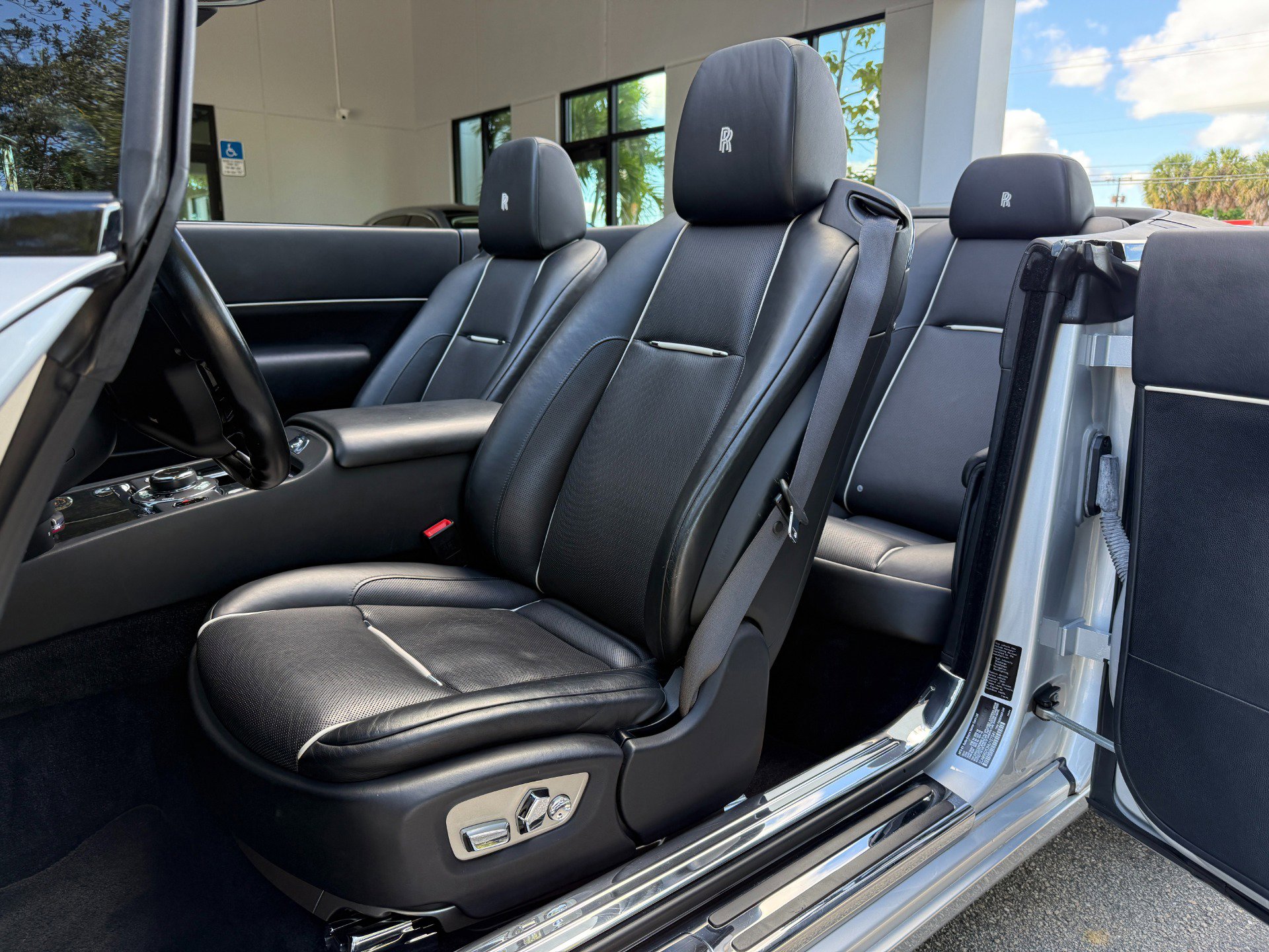 Used 2017 Rolls-Royce Dawn image 25