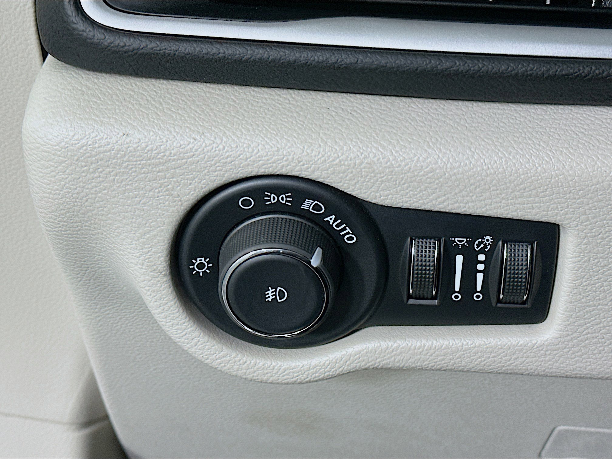 Used 2024 Chrysler Pacifica Touring-L image 17