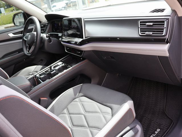 Used 2025 Volkswagen Atlas Peak Edition SE AWD/4WD image 6