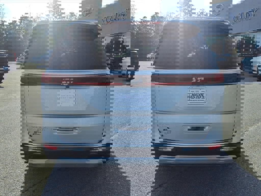 Used 2022 Kia Carnival LX image 3