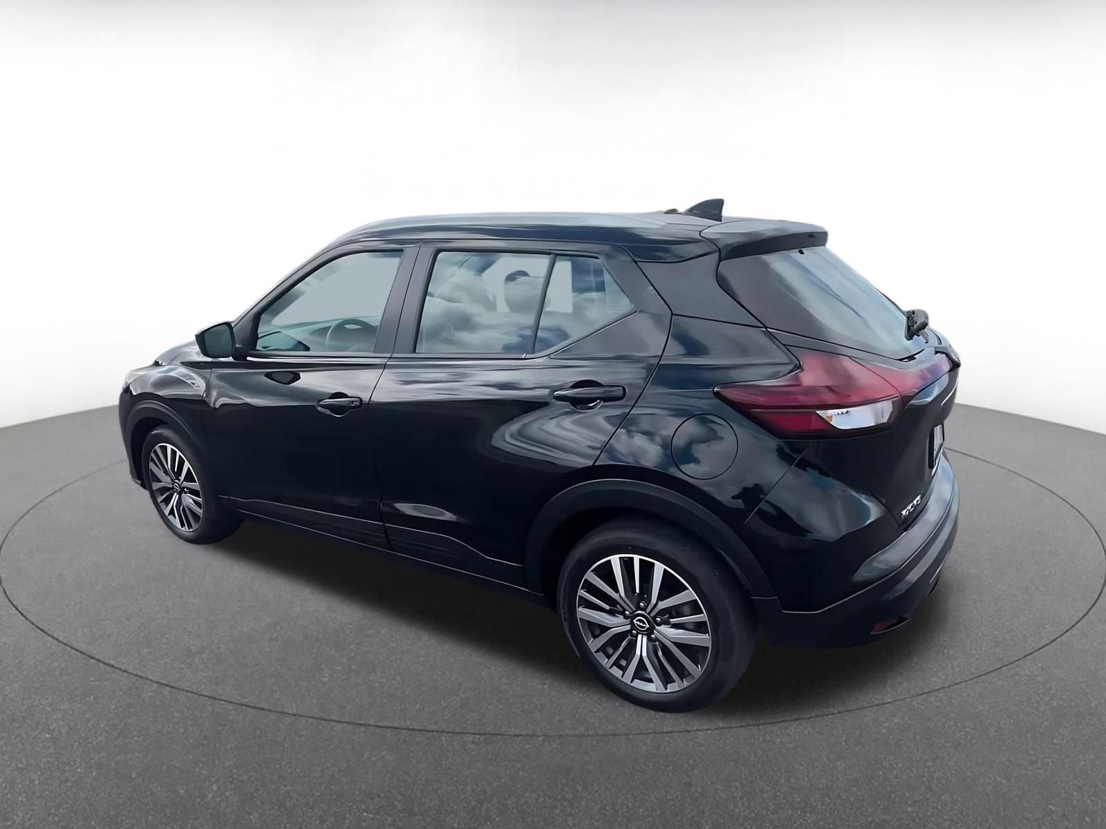 Used 2024 Nissan Kicks SV FWD image 9