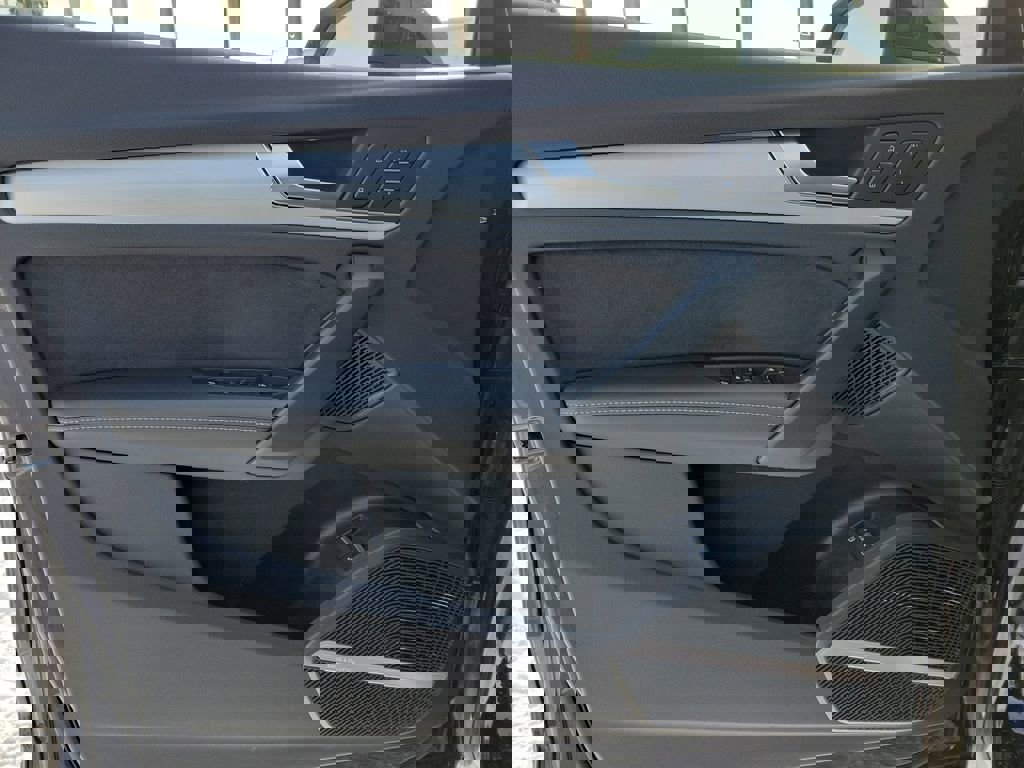 Used 2024 Audi Q5 e Prestige w/ Prestige Package image 19