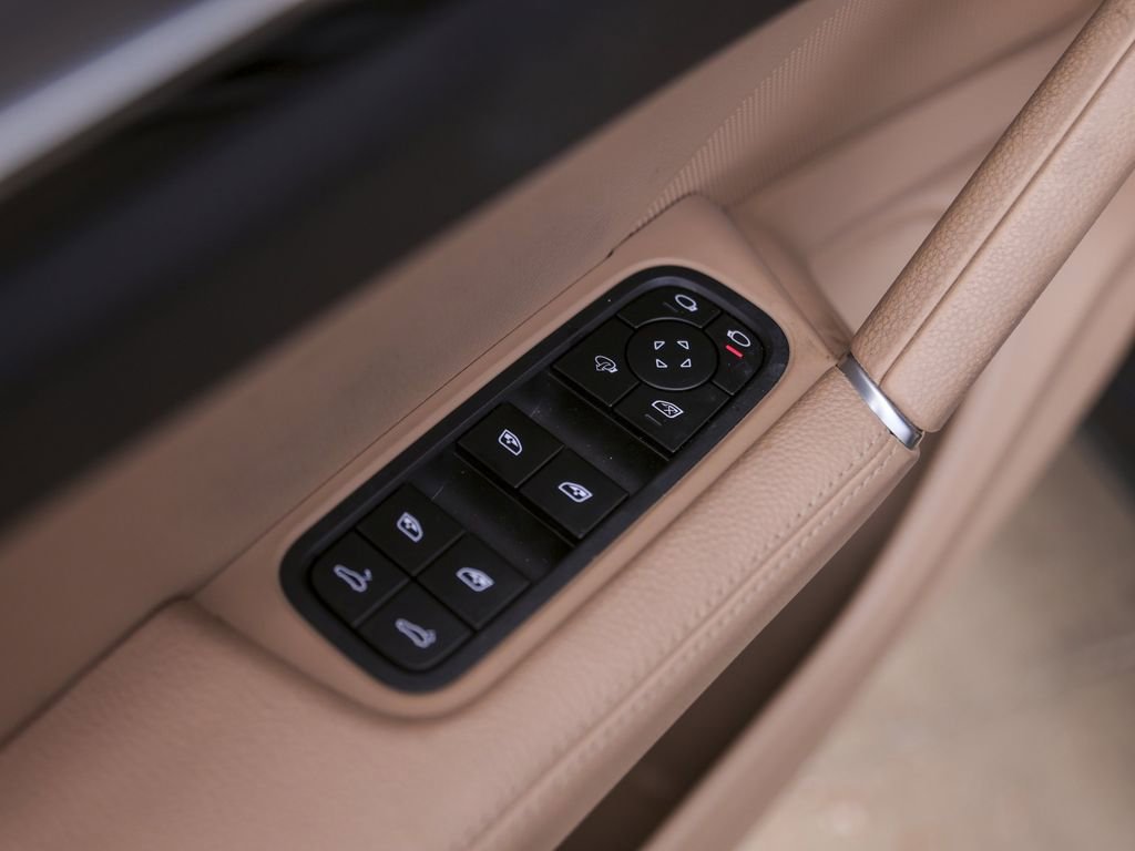 Certified 2023 Porsche Cayenne Platinum Edition image 30
